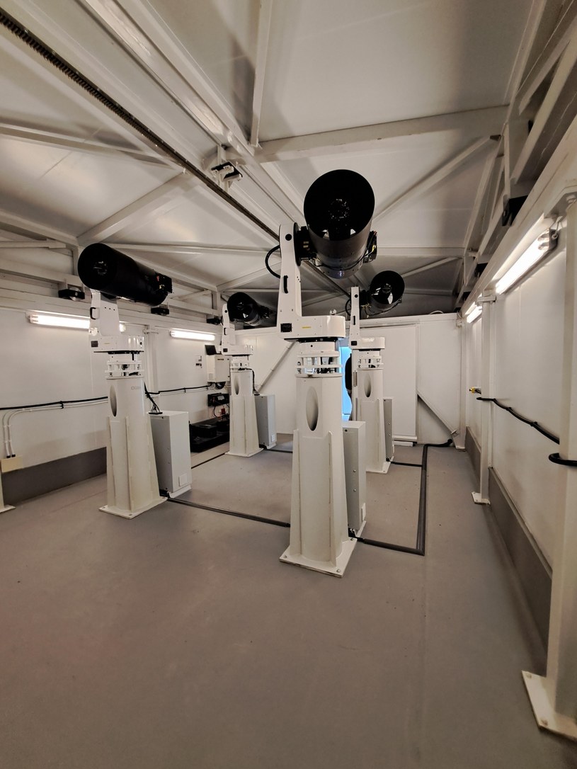 Są to zaawansowane technologicznie, zdalnie sterowane roboty pozwalające na prowadzenie obserwacji za pomocą czterech współpracujących układów optycznych /POLSA /materiały prasowe