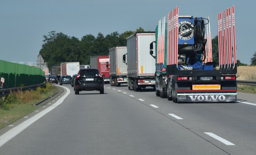 Są wyjątki od zakazu wyprzedzania się ciężarówek. /Bartlomiej Magierowski /East News
