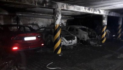 Są zarzuty dla mężczyzn, którzy podpalili samochody i drzwi do mieszkania policjanta