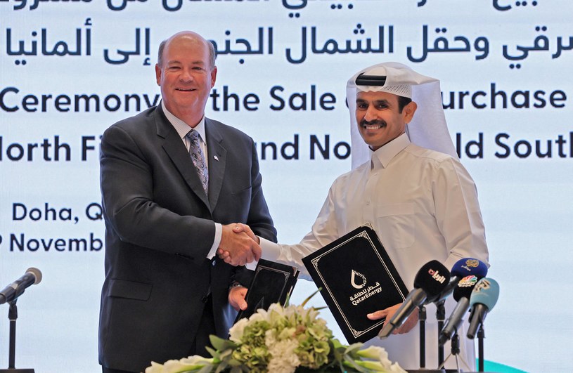 Saad Sherida al-Kaabi, minister energii Kataru i dyrektor generalny QatarEnergy (P) oraz Ryan Lance, dyrektor generalny międzynarodowej korporacji ConocoPhillips (L) ogłaszają nową umowę na wysłanie do Niemiec dwóch milionów ton skroplonego gazu rocznie przez co najmniej 15 lat. Doha (Katar) 29 listopada 2022 r.