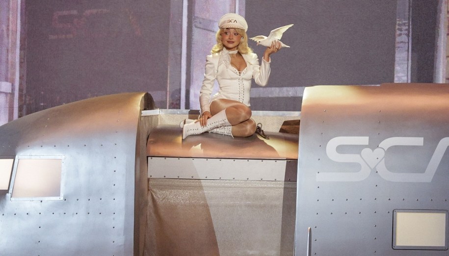 Sabrina Carpenter z gołębicą na gali Grammy /CHRIS TORRES /PAP/EPA