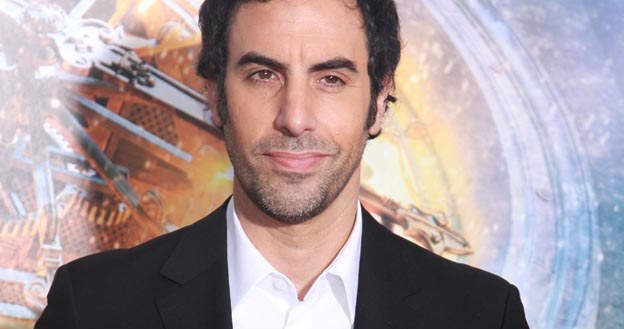 Sacha Baron Cohen poćwiczy na planie "Les Miserables", zanim wcieli się w postać Freddiego Mercury /Getty Images/Flash Press Media