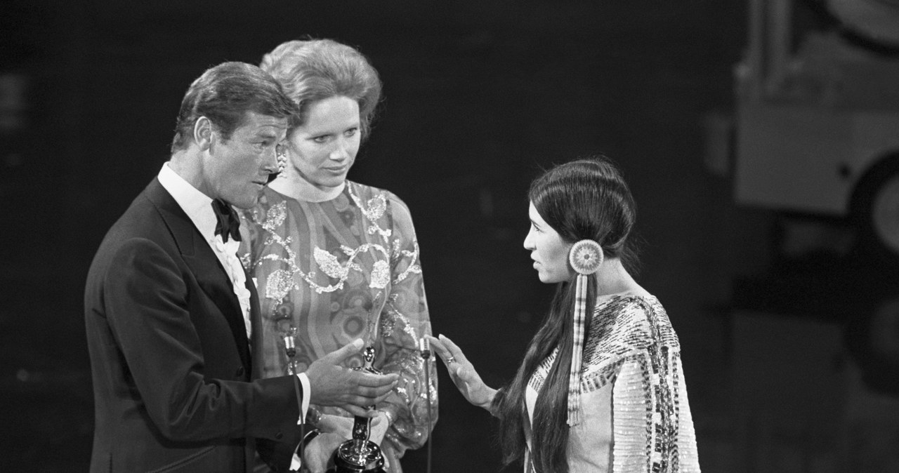 Sacheen Littlefeather, Roger Moore i Liv Ullmann na Oscarach (1973) /brak /Getty Images