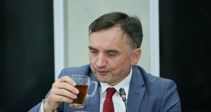Sąd decyduje o areszcie, a Zbigniew Ziobro w tym czasie pisze na X