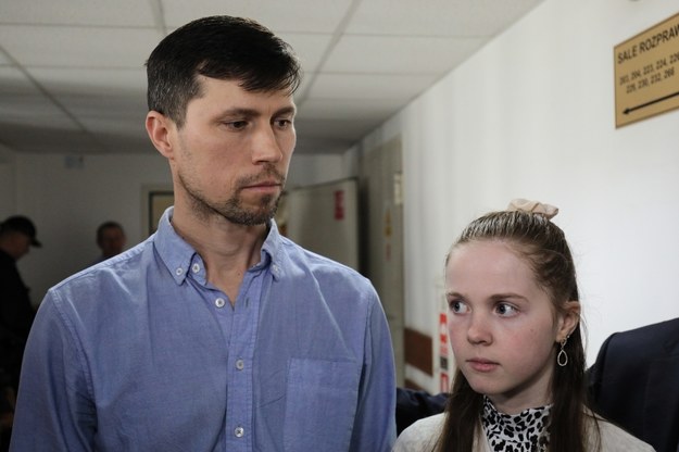 Sąd rejonowy w Oerebro wydał nakaz aresztowania Denisa Lisowa. Na zdj. z córką /Paweł Supernak /PAP