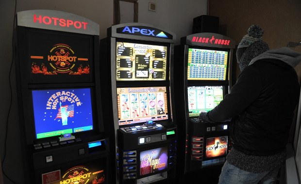 Sąd wypuścił zatrzymanych ws. nielegalnego hazardu, prokuratura składa zażalenie