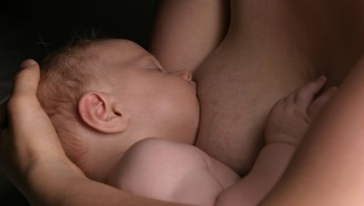 Sąd zakazał matce karmienia piersią, bo zrobiła sobie tatuaż