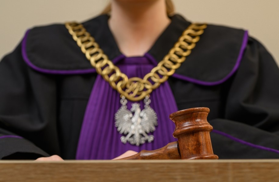 Sąd zastosował łagodniejszą dla oskarżonego kwalifikację prawną czynu, czyli przyjął, iż doszło do naruszenia nietykalności osobistej, a nie do dotykania osoby młodocianej na tle seksualnym – molestowania. /Shutterstock