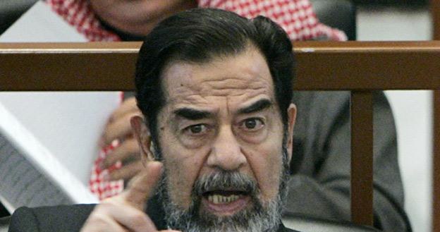 Saddam Husajn w trakcie procesu /Getty Images/Flash Press Media