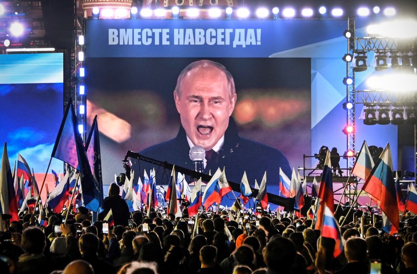 Sądzę, że realnie społeczeństwo rosyjskie jest podzielone na pół. Jedna połowa wierzy, że Rosji trzeba bronić, a druga połowa rozumie sytuację - uważa Kurczab Redlich /AFP