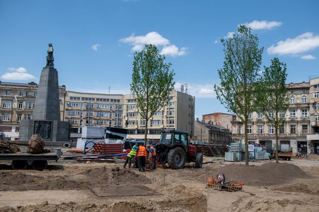 Sadzenie drzew na Placu Wolności w Łodzi /lodz.pl /Materiały prasowe