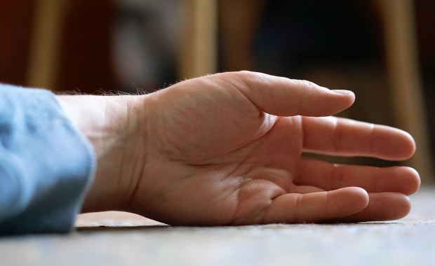 Sądzili, że ojciec zmarł śmiercią naturalną. Prawdę ujawnił monitoring