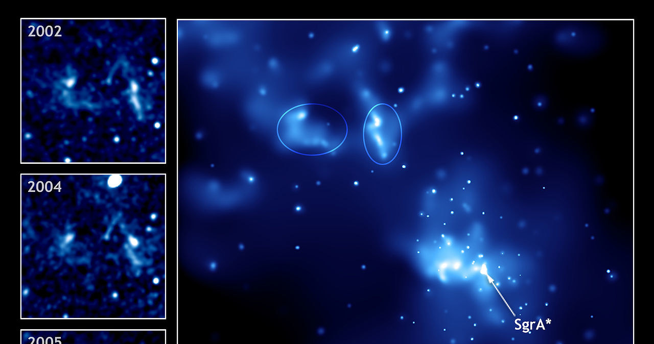 Sagittarius A* (w środku) i dwa jasne źródła z wybuchów (zaznaczone elipsami) /NASA