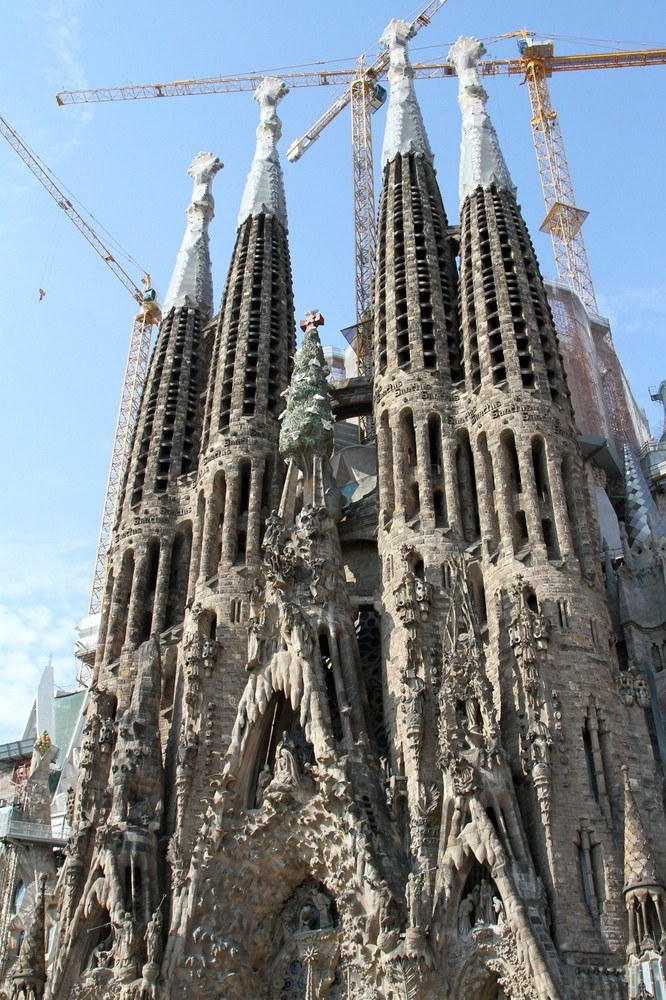 Sagrada Familia - fasada prawie ukończona - fakty.interia.pl