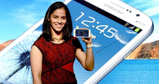 Saina Nehwa, indyjska zawodniczka badmintona, promuje smartfona Galaxy Grand - przez ostatnie 3 lata Samsung stał się superpotentatem smartfonów /AFP
