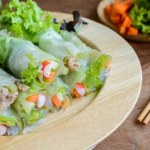 Spring Rolls Sajgonki bez smażenia spakujesz sobie do pracy i podasz na imprezie. Wystarczy zrobić sos i zawinąć