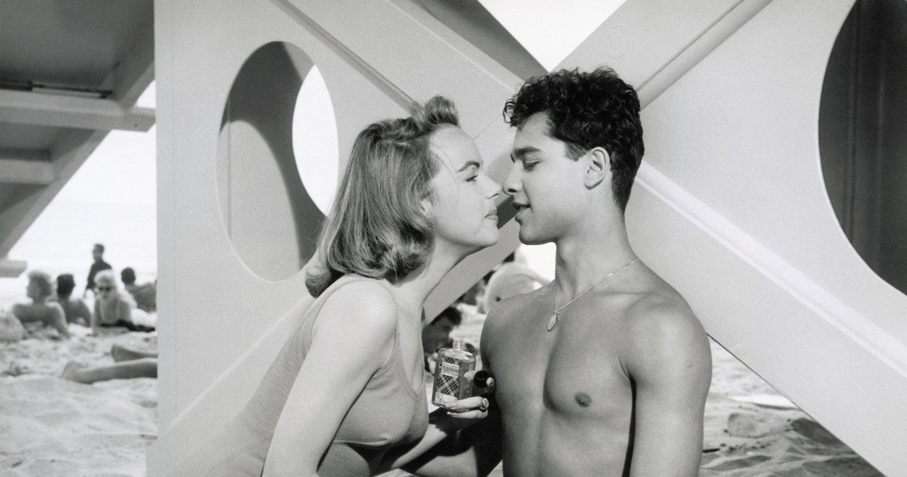 Sal Mineo z aktorką Terry Moore na plaży (1959), fot. George Rinhart /Getty Images