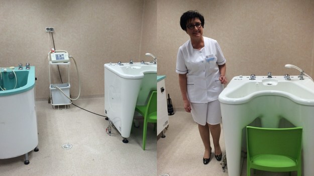 Sala hydroterapii i prof. Kujawa przy jednym z urządzeń do rehabilitacji wodą. W tej sali pacjenci są poddawani zabiegom terapii kąpieli wirowej kończyn, także z ozonem. /Agnieszka Wyderka, RMF FM /RMF FM