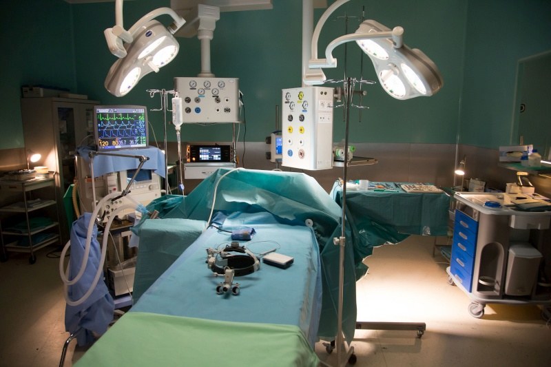 Sala operacyjna: Jest lustrzanym odbiciem autentycznych bloków operacyjnych w profesjonalnych klinikach. Przed wejściem do niej umieszczono tabliczkę z napisem „STOP” /Agencja W. Impact