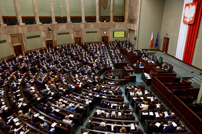 Sala plenarna podczas bloku wieczornych głosowań w Sejmie / 	Jakub Kamiński    /PAP