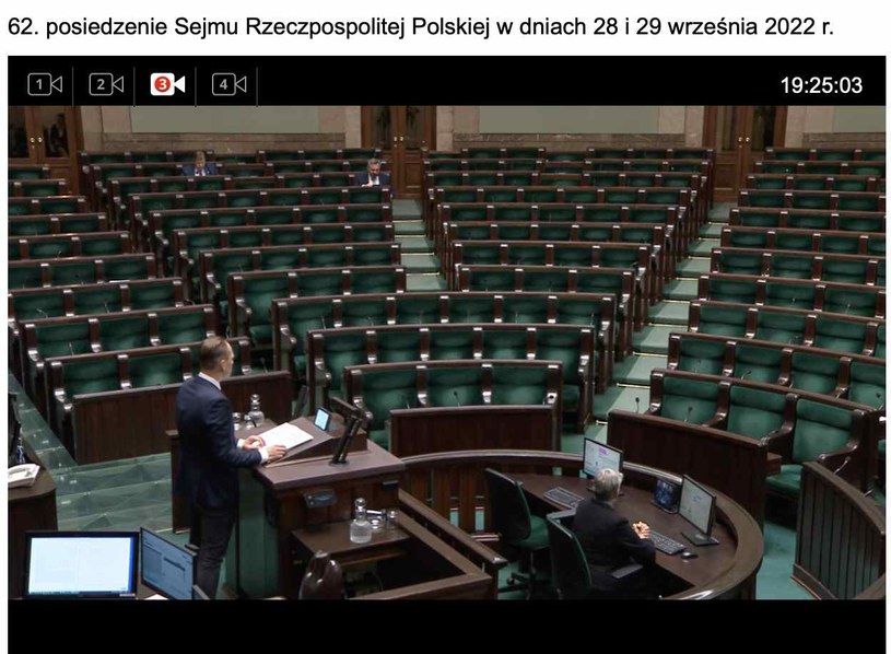 Sala posiedzeń Sejmu podczas omawiania raportu dot. bezpieczeństwa ruchu drogowego, zrzut ekranu z iTV Sejm /