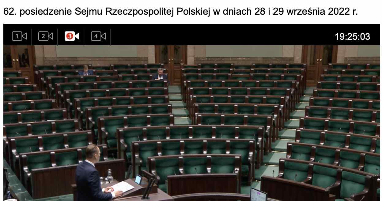 Sala posiedzeń Sejmu podczas omawiania raportu dot. bezpieczeństwa ruchu drogowego, zrzut ekranu z iTV Sejm /