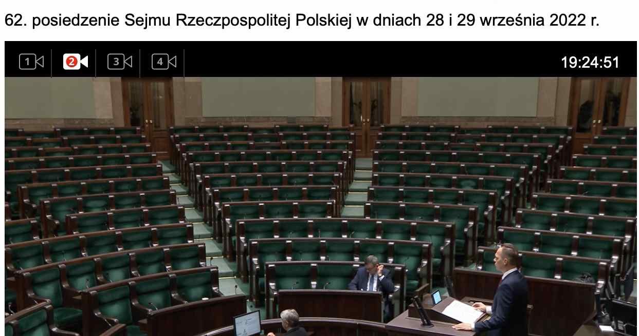 Sala posiedzeń Sejmu podczas omawiania raportu dot. bezpieczeństwa ruchu drogowego, zrzut ekranu z iTV Sejm /