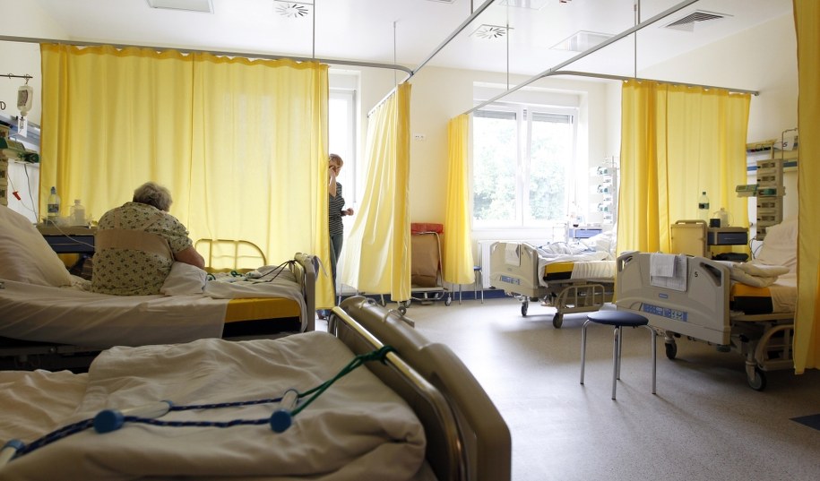 Sala szpitalna /Andrzej Grygiel /PAP