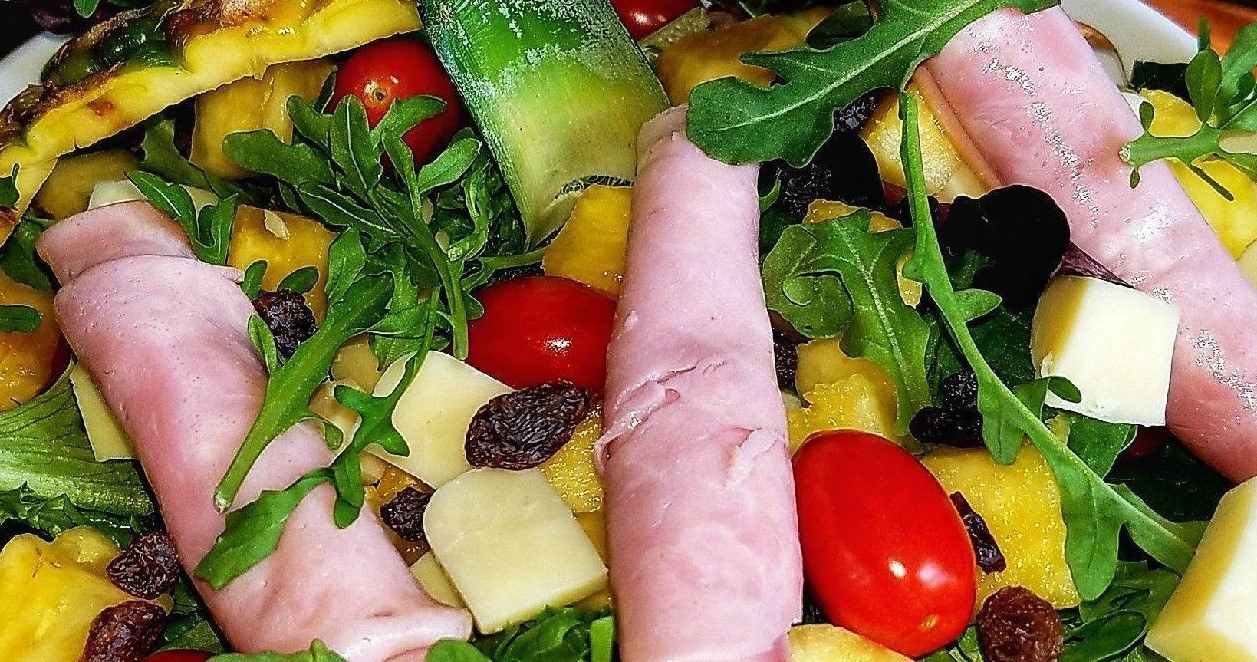 Салат з шинкою і ананасом - оригінальна та ситна страва для великоднього столу /Domena publiczna