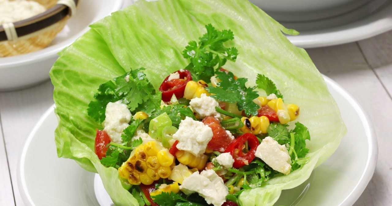 Sałata lodowa może posłużyć za kromkę. Do środka włóż sałatkę, pastę lub pokrojone sery i wędlinę /Bonchan, Getty Images /Canva Pro