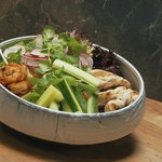 Sałatka bowl z krewetkami i kurczakiem w orzechowym dressingu