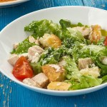 Sałatka Cezar w wersji fit. Na wiosenne odchudzanie i oczyszczenie organizmu w sam raz 