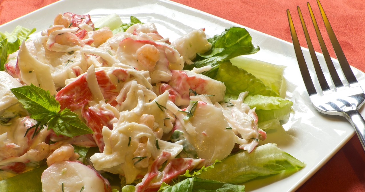 Sałatka imprezowa z surimi to prosta, ale elegancka przystawka na przyjęcie /mackoflower /123RF/PICSEL