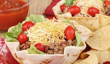 Sałatka jak z meksykańskiej restauracji. Zrób na imprezę, goście będą brać dokładki