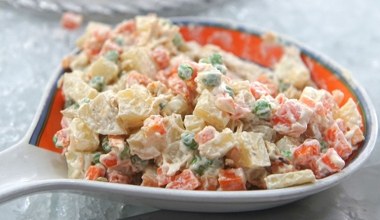 Sałatka jarzynowa nie podejdzie wodą i szybko nie skwaśnieje. Wystarczy zrobić jedną rzecz