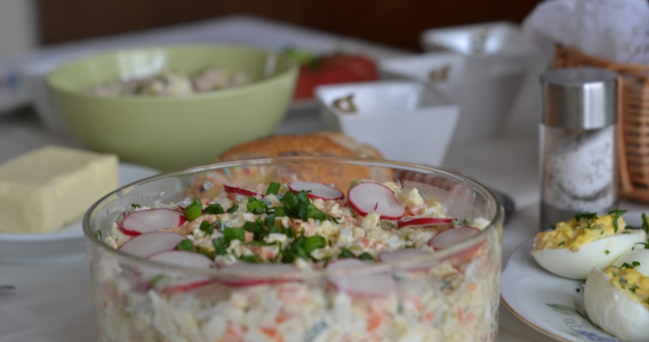 Sałatka jarzynowa podchodzi wodą i kwaśno smakuje? Przyczyn może być kilka (niekoniecznie jest to majonez). /dmitryvalcko /123RF/PICSEL