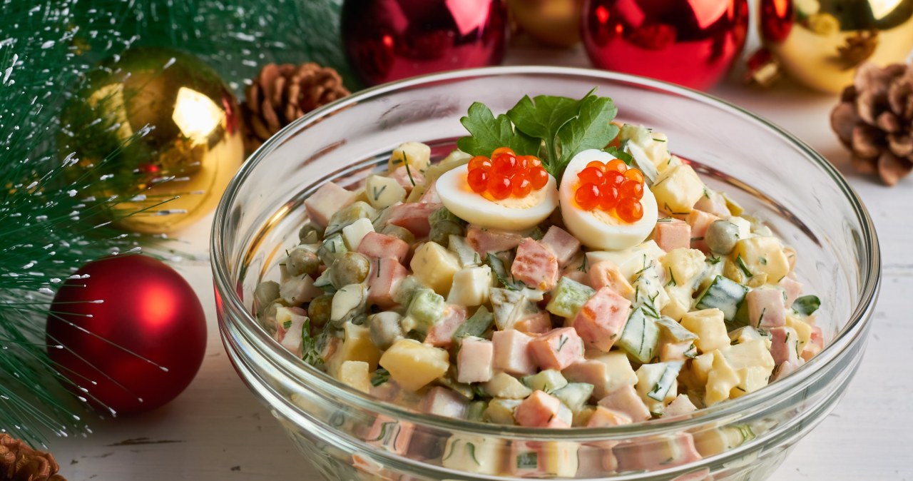 Sałatka jarzynowa to klasyk na polskim stole. Jedna zmiana sprawi, że będzie można delektować się nią dłużej. /123RF/PICSEL