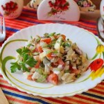 Sałatka kopenhaska. Połączenie składników może zaskakiwać