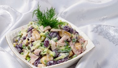 Sałatka Milionera będzie hitem na świątecznym stole. Lepiej zrób z podwójnej porcji