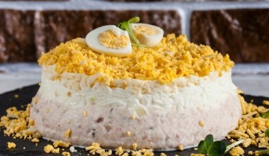 Sałatka Mimoza na święta i sylwestra. Kremowa jak jarzynowa, ale z wyrazistym dodatkiem