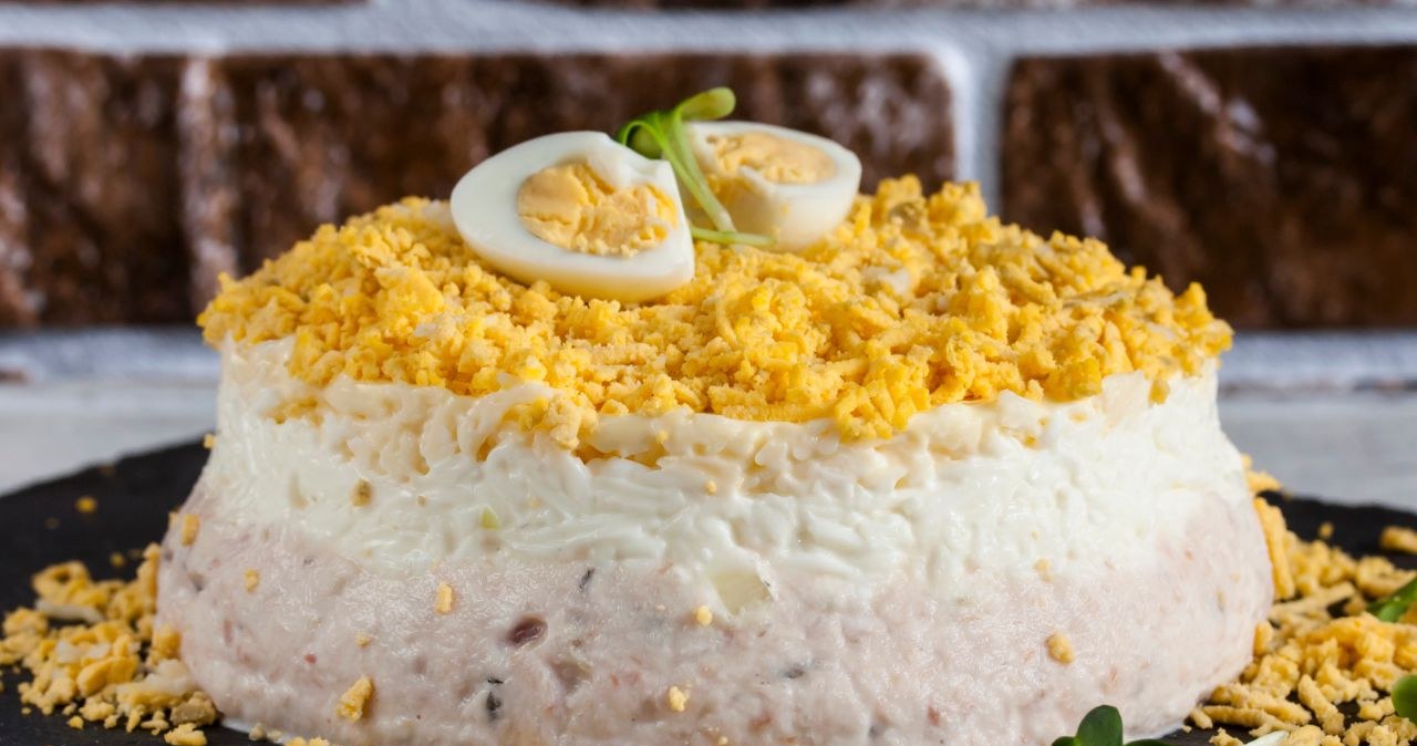 Sałatka Mimoza od razu przyciągnie uwagę gości /Pronina_Marina /Canva Pro