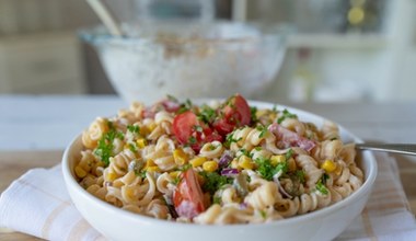 Sałatka na lunch, kolację, lub wizytę gości. Sekretem są chrupiące warzywa i jogurtowy sos 