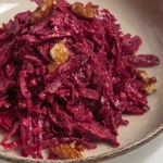 Sałatka obiadowa na zdrowe jelita. Zrobisz ją z kiszonych warzyw 