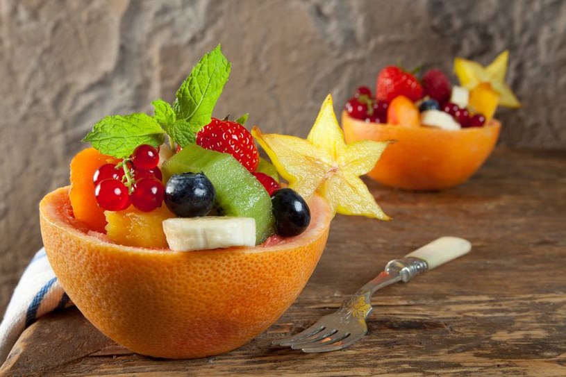 Sałatka owocowa to pomysł na lekkostrawną dietę /123RF/PICSEL