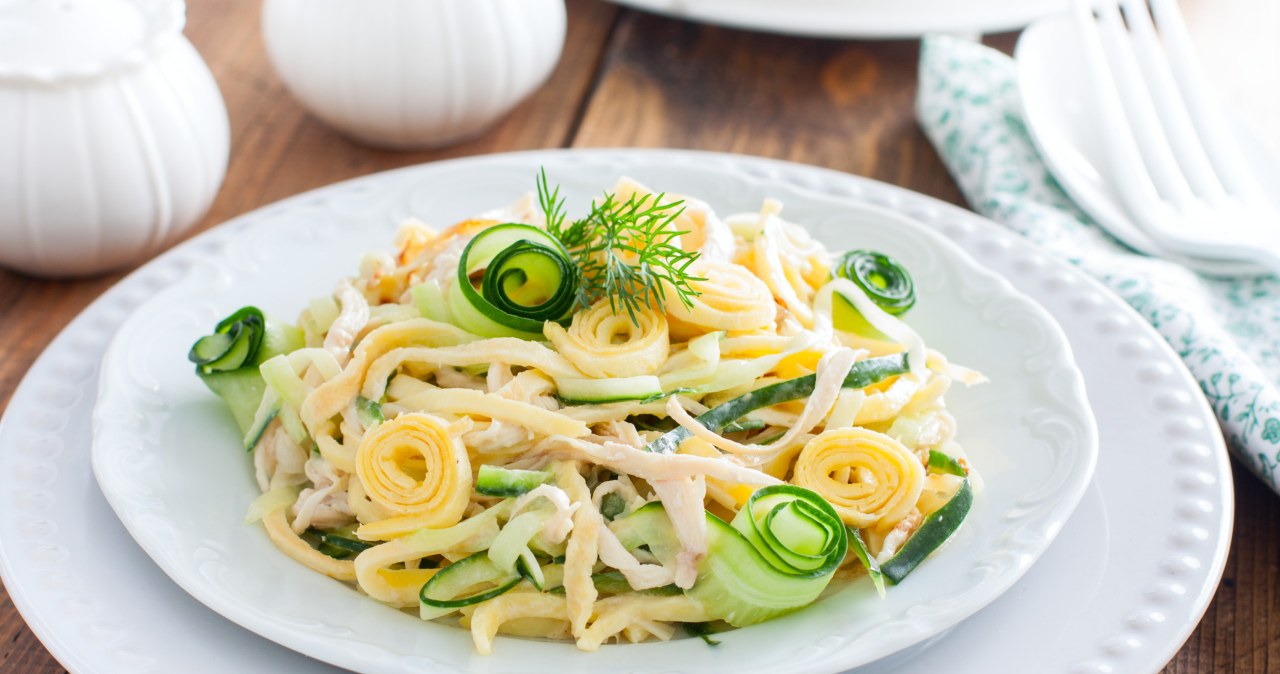 Sałatka Paseczkowa to prosta przekąska, którą możesz podać gościom na imprezie czy podczas uroczystości /zhuravlevaanna /123RF/PICSEL