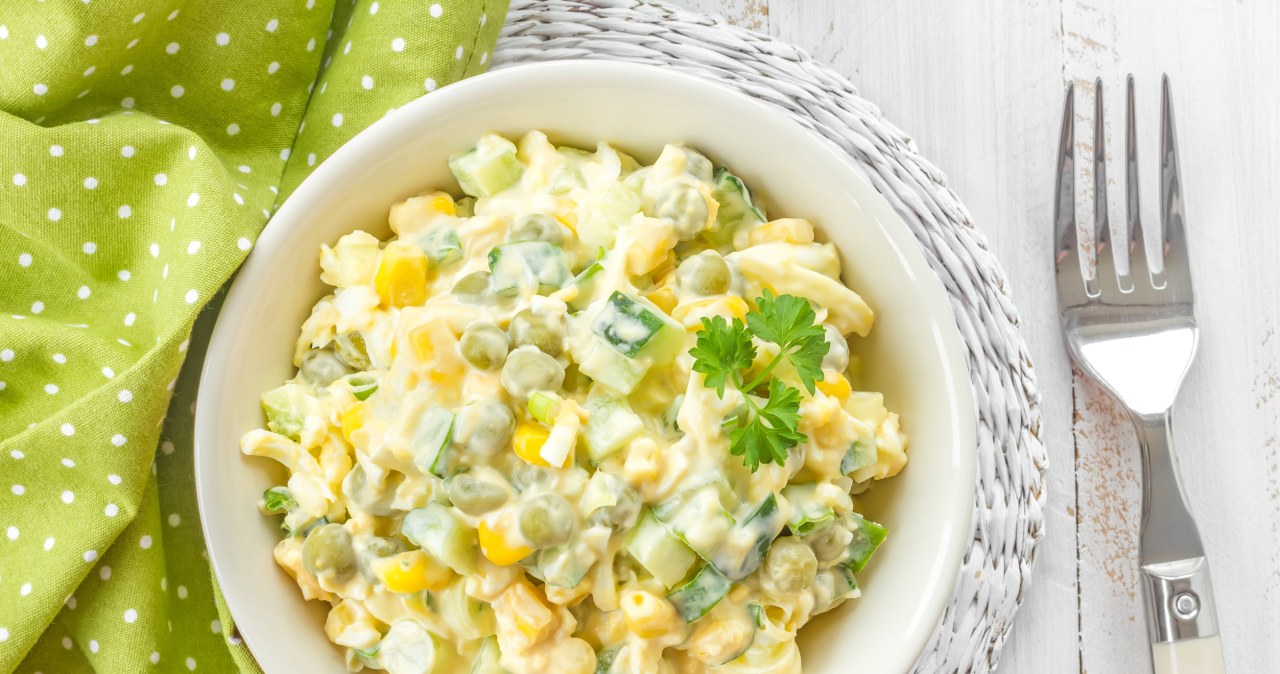 Sałatka porowa to kultowa przekąska z PRL-u /yelenayemchuk /123RF/PICSEL