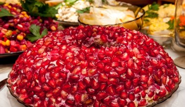 Sałatka Rubinowa Bransoletka to moje popisowe danie na Wielkanoc. Klasyka zamknięta pod kopułą z granatu