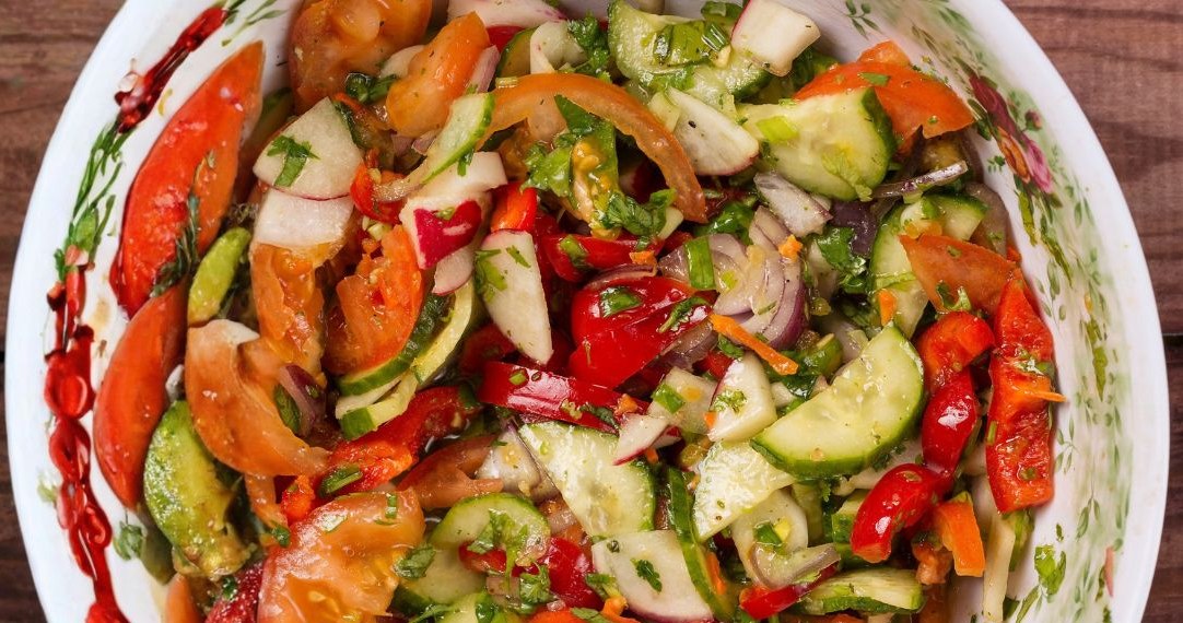 Sałatka siekana, tzw. chopped salad, wychodzi soczysta i orzeźwiająca /gar1984 /123RF/PICSEL