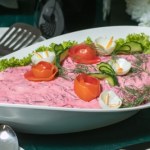 Sałatka śledziowa pod pierzynką z buraków. Klasyczna przekąska na wigilię