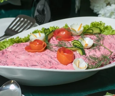 Sałatka śledziowa pod pierzynką z buraków. Klasyczna przekąska na wigilię